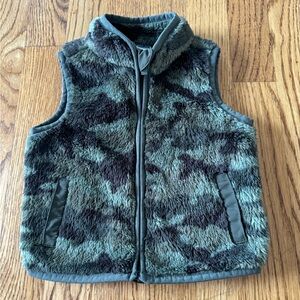 OLD NAVY Sleeveless Olive/Camouflage fluffy vest, 6-12 M, Used/Good Condition